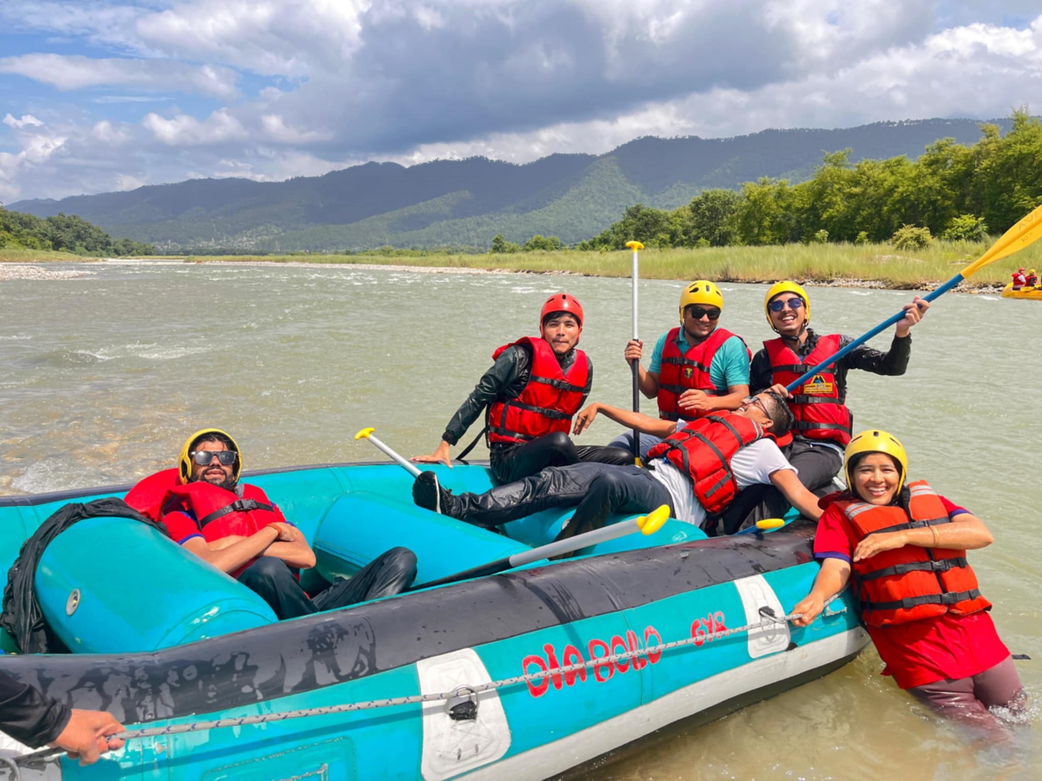 rafting rapti (2).jpg